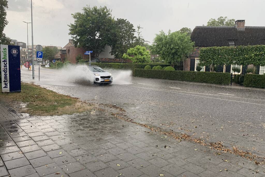 Straten blank door hevige regenbui