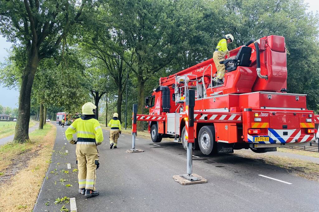 Gevaarlijke afgebroken tak door brandweer verwijderd