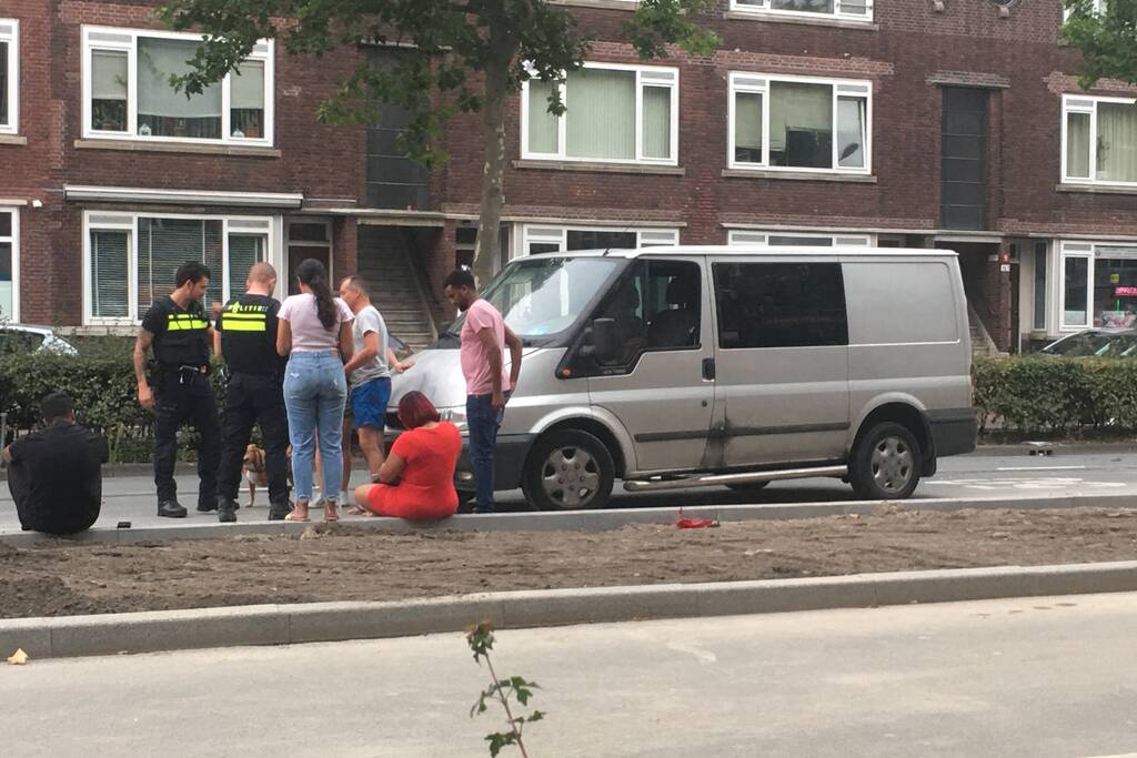 Bestelbus botst op voorganger