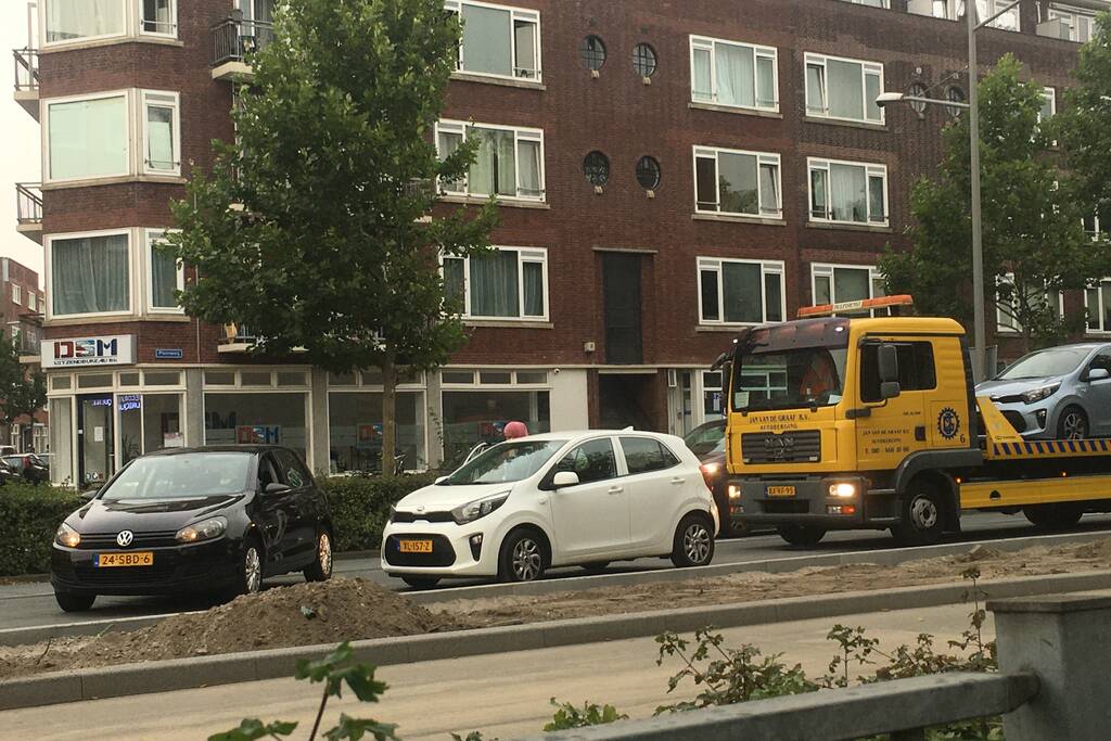 Bestelbus botst op voorganger