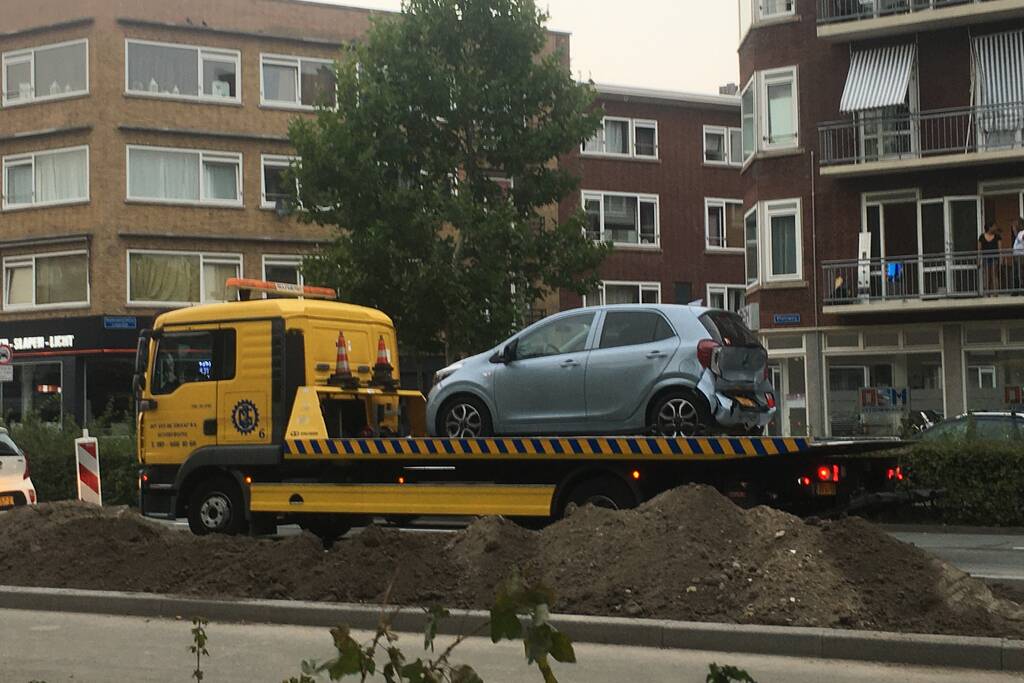 Bestelbus botst op voorganger