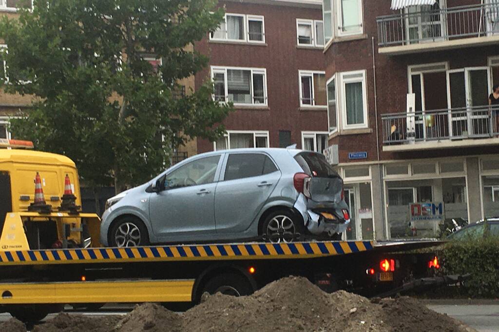 Bestelbus botst op voorganger