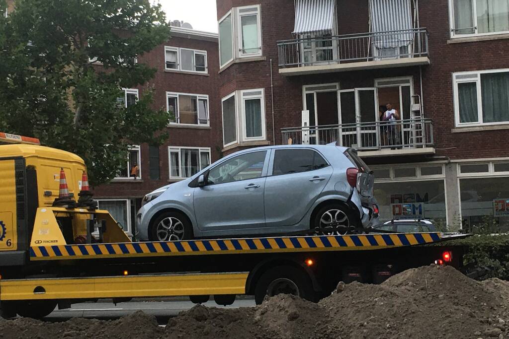 Bestelbus botst op voorganger