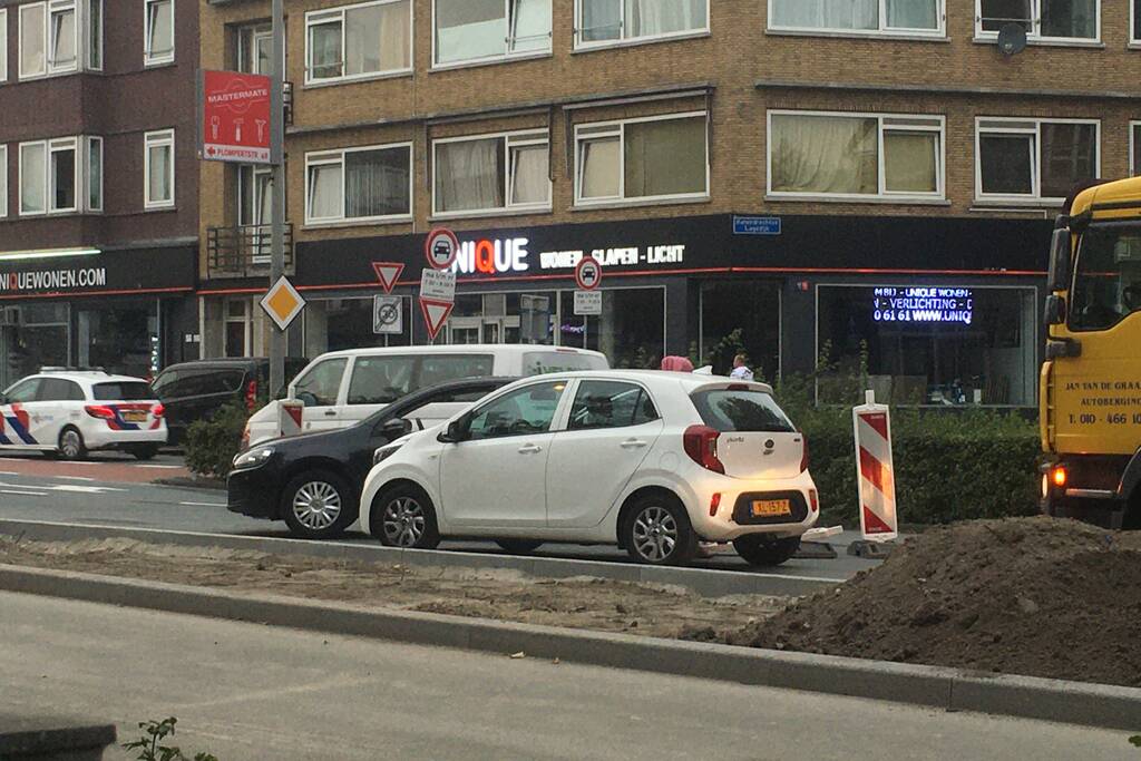 Bestelbus botst op voorganger