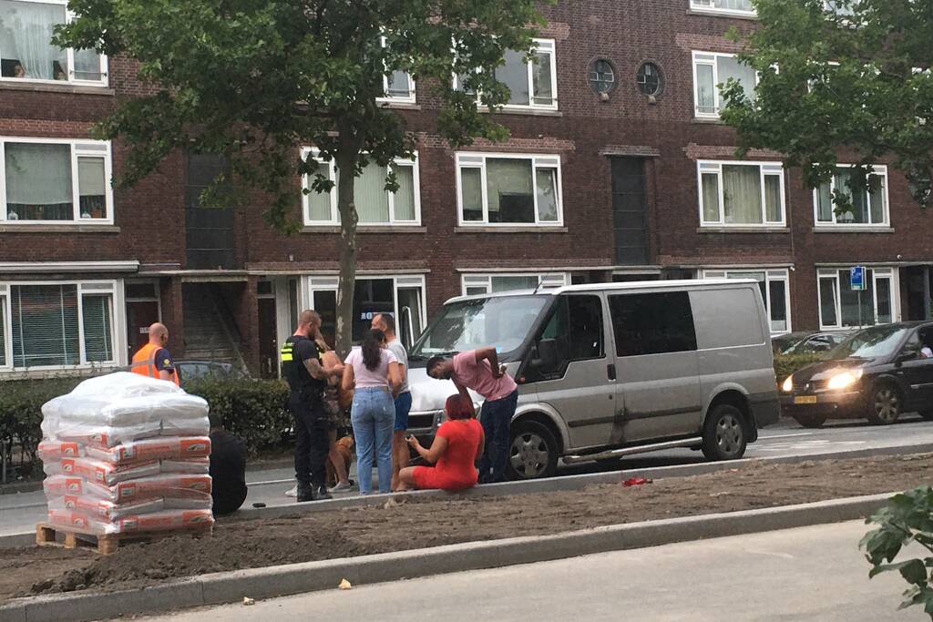 Bestelbus botst op voorganger