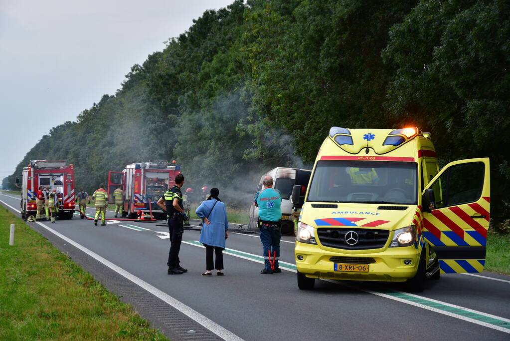 Bestelbus vliegt in brand en bestuurder loopt brandwonden op