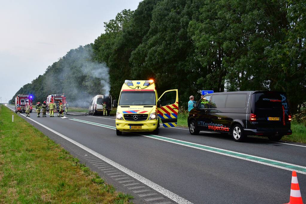 Bestelbus vliegt in brand en bestuurder loopt brandwonden op