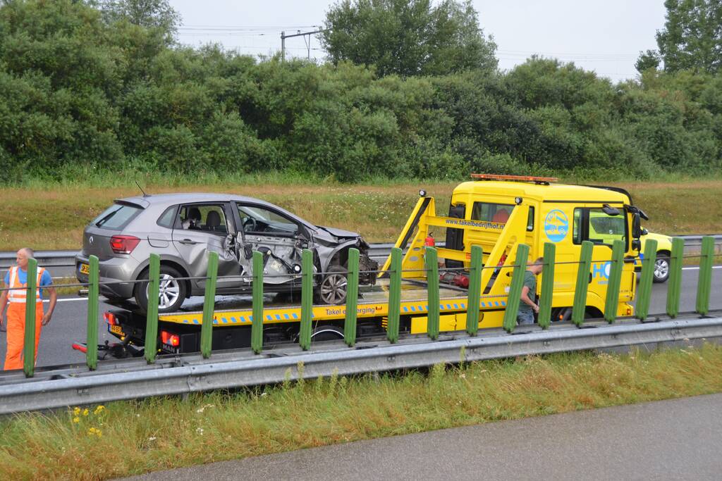 Snelweg dicht na forse aanrijding met vrachtwagen