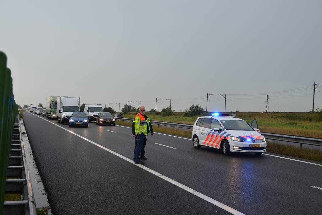 Snelweg dicht na forse aanrijding met vrachtwagen