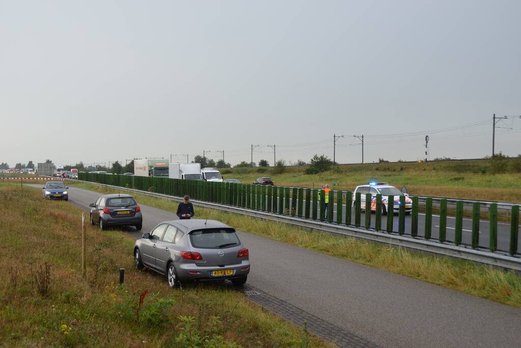 Snelweg dicht na forse aanrijding met vrachtwagen