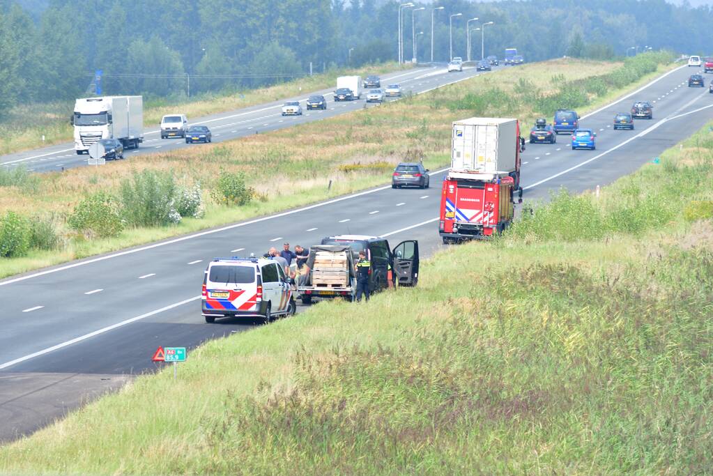 Bestuurder ziet rokende aanhanger