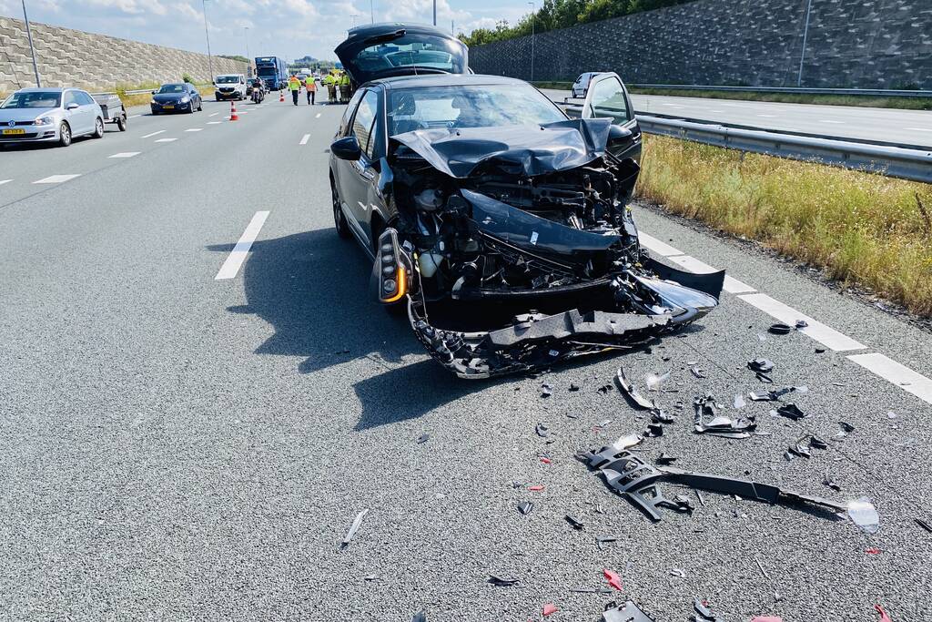 Veel schade bij flinke aanrijding op snelweg