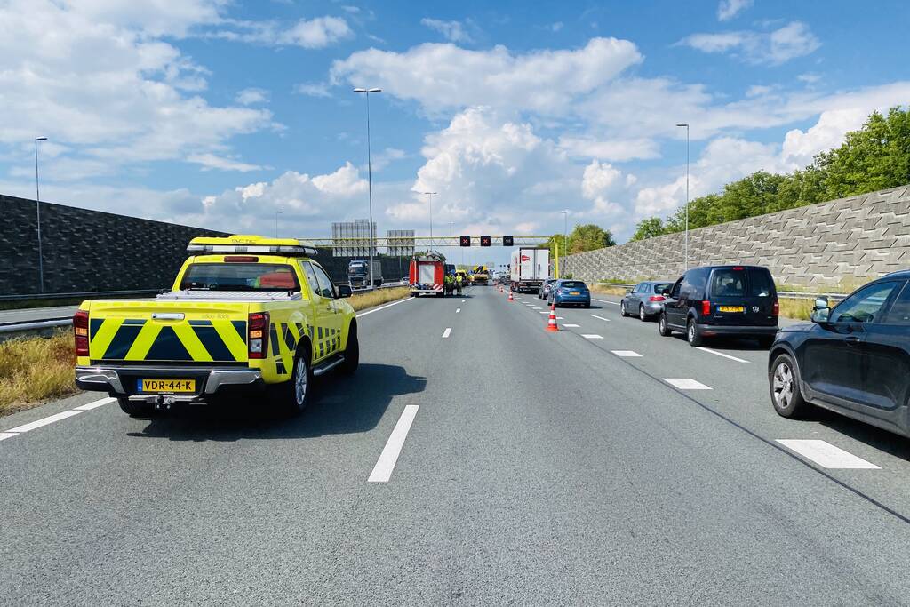 Veel schade bij flinke aanrijding op snelweg