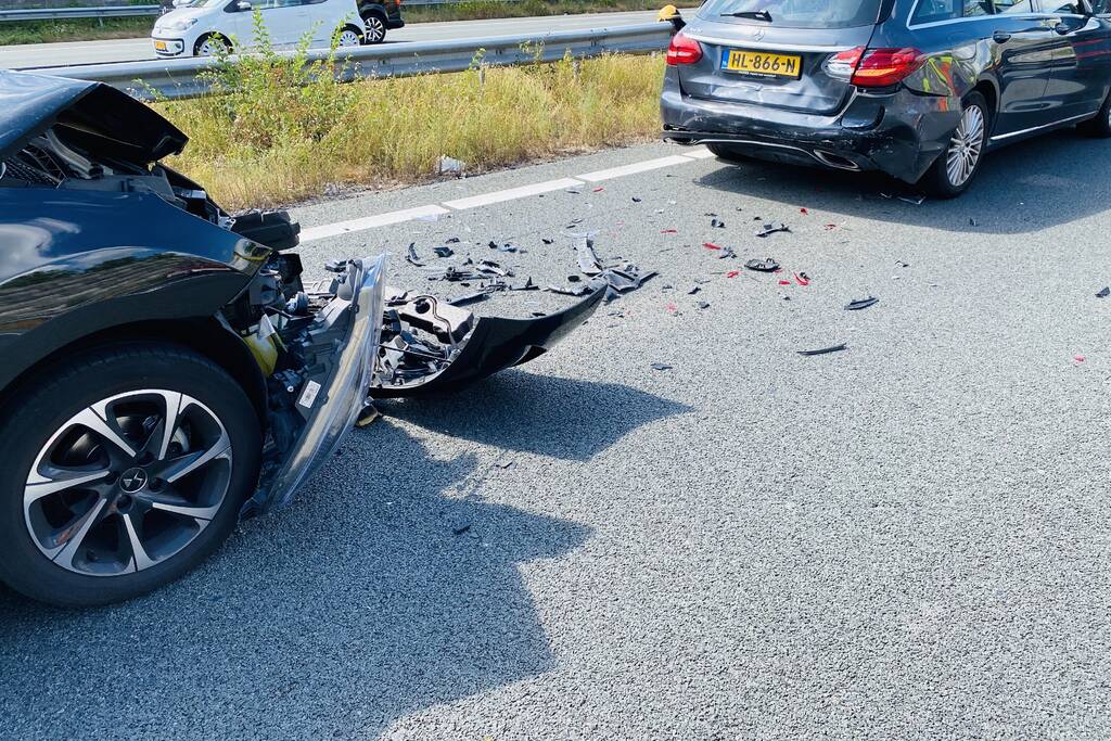 Veel schade bij flinke aanrijding op snelweg