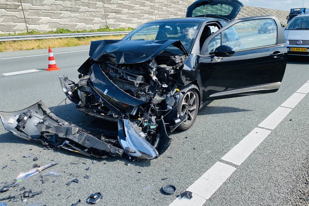 Veel schade bij flinke aanrijding op snelweg