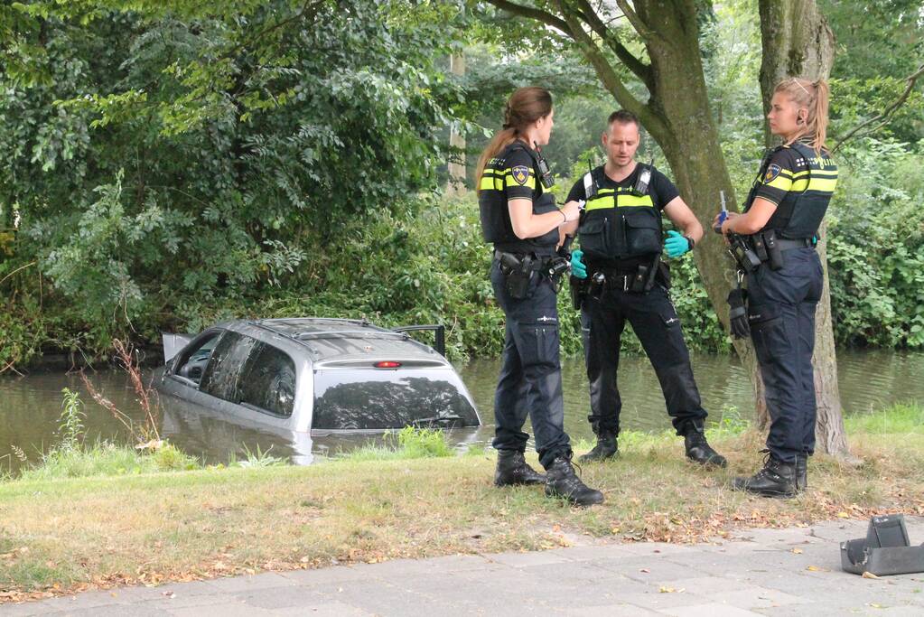 Automobilist raakt met auto van de weg en belandt in sloot