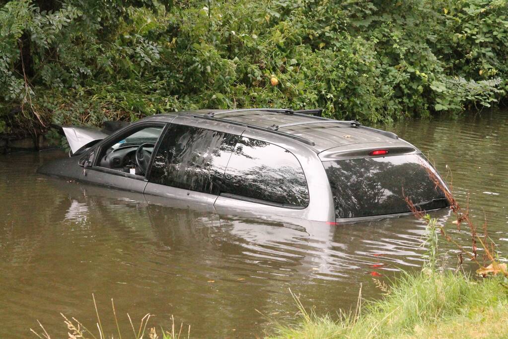 Automobilist raakt met auto van de weg en belandt in sloot