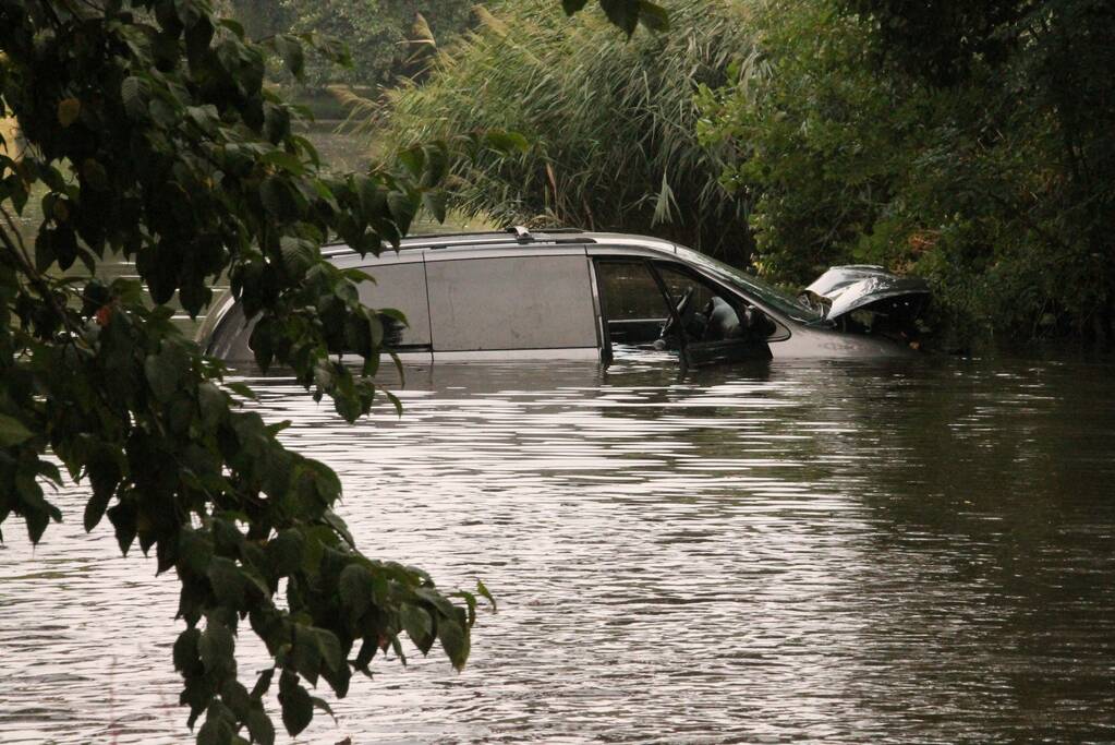 Automobilist raakt met auto van de weg en belandt in sloot