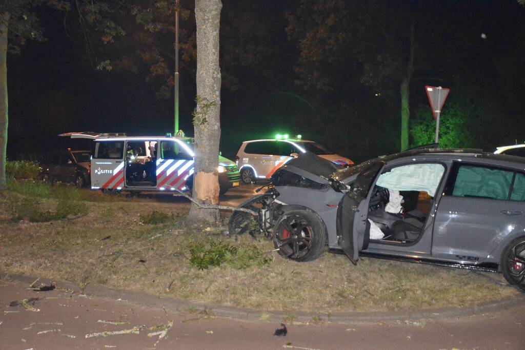 Automobilist botst frontaal met auto op boom