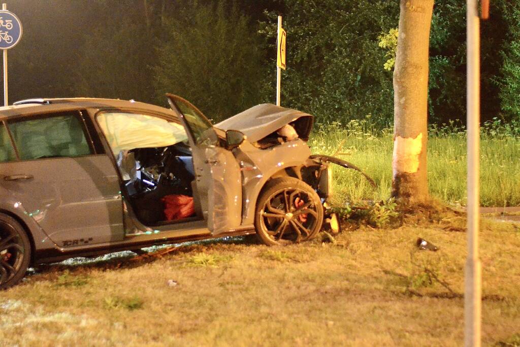 Automobilist botst frontaal met auto op boom