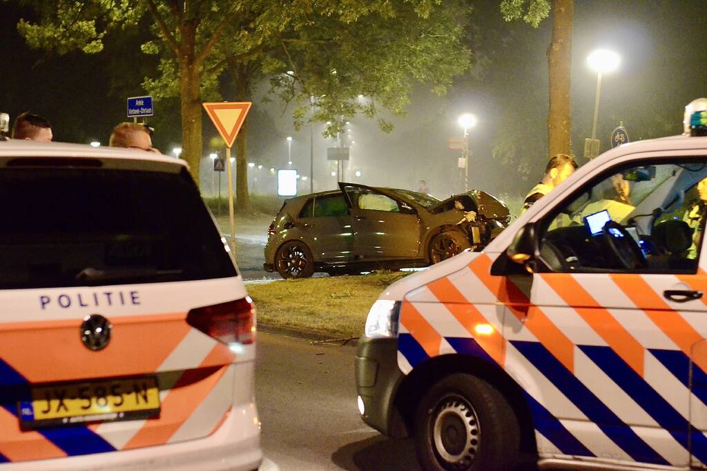 Automobilist botst frontaal met auto op boom