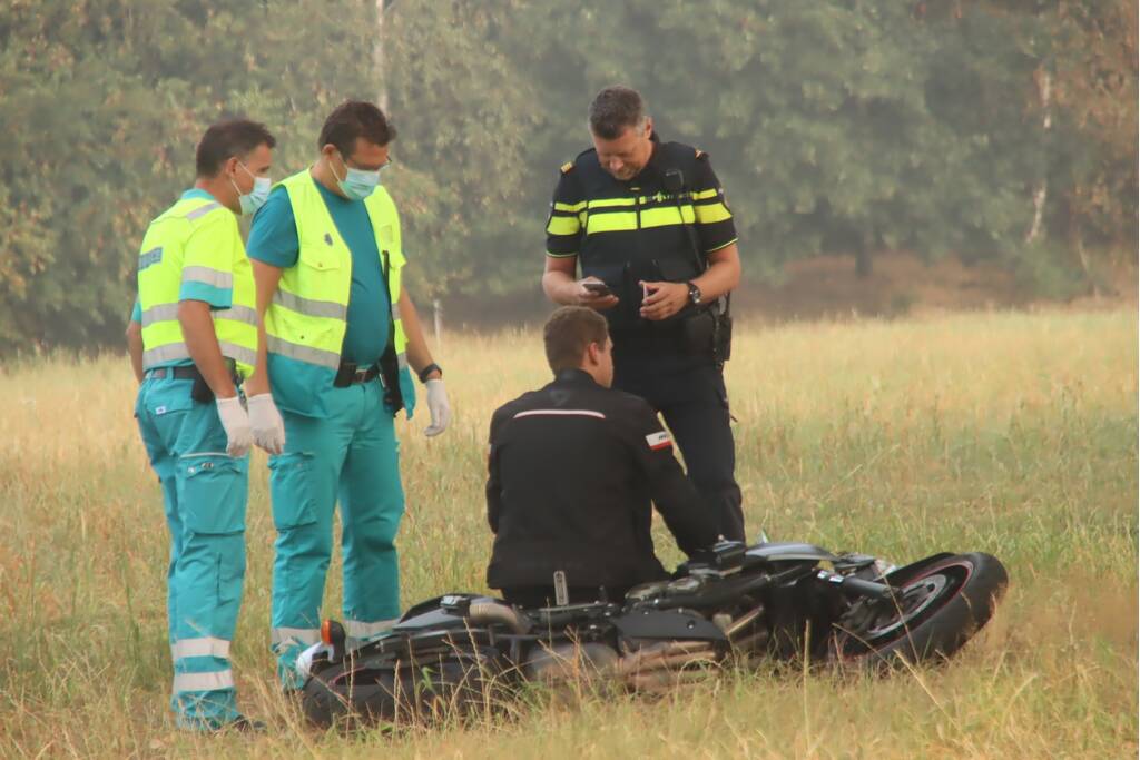 Motorrijder gaat onderuit in bocht