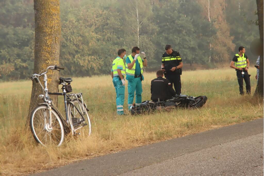 Motorrijder gaat onderuit in bocht