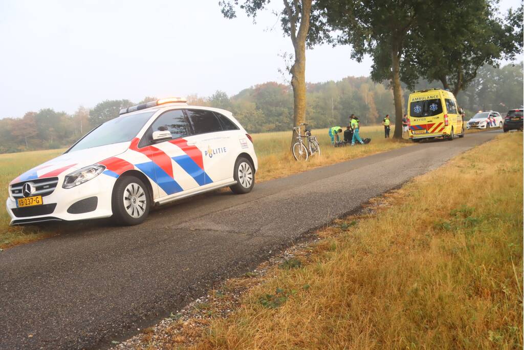 Motorrijder gaat onderuit in bocht
