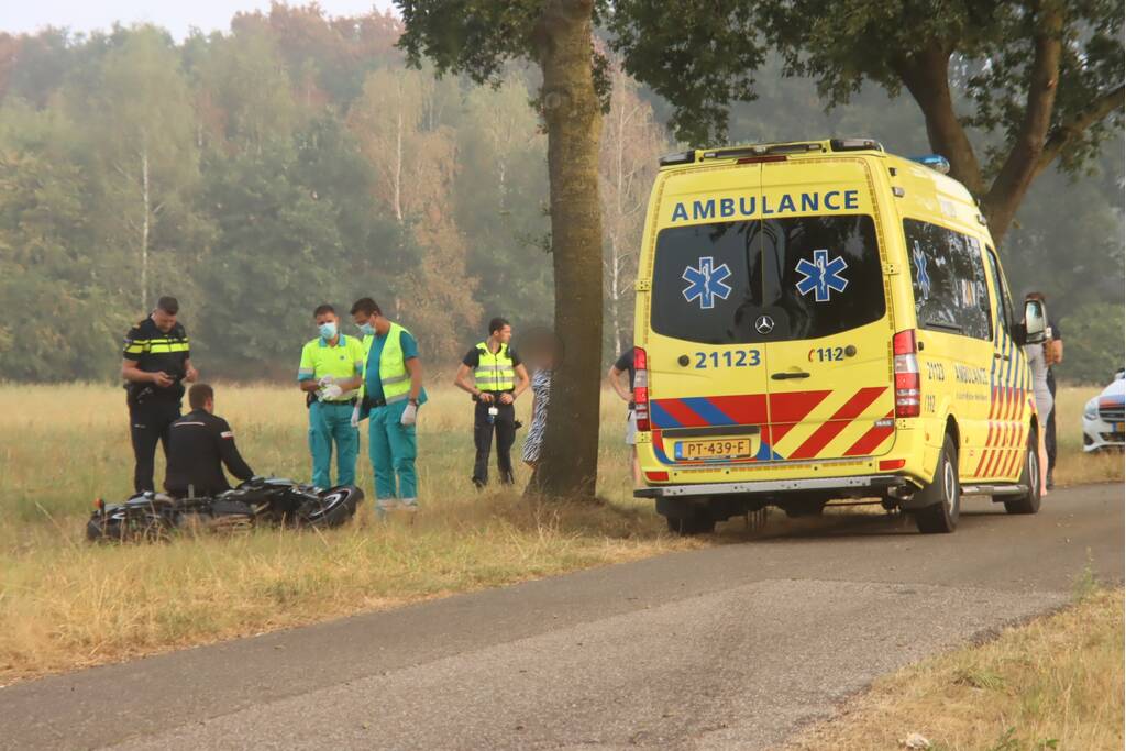 Motorrijder gaat onderuit in bocht