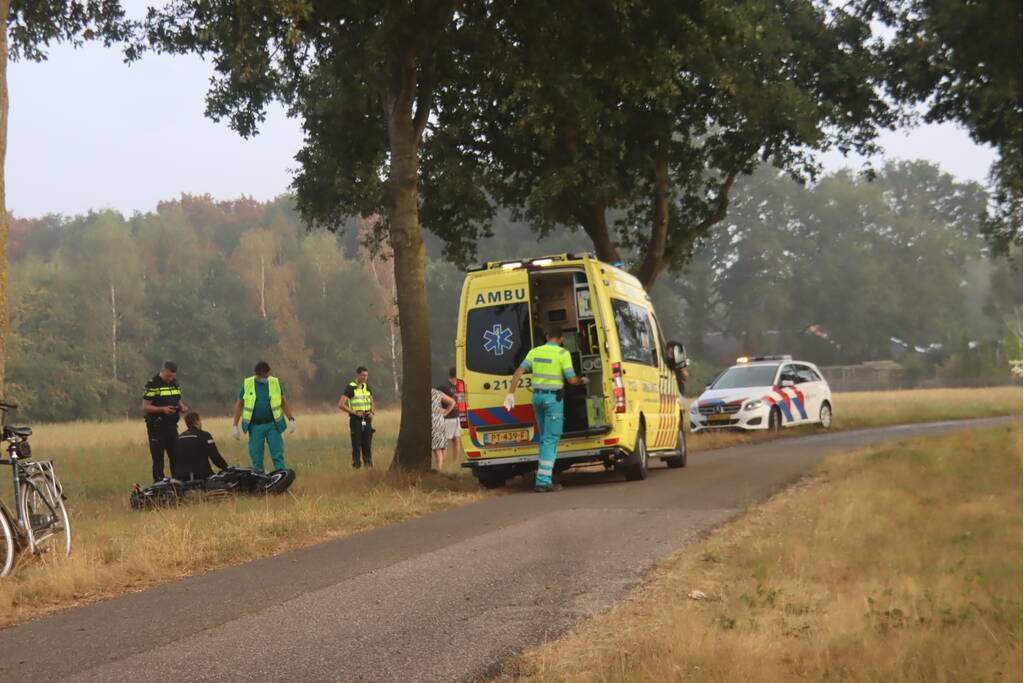 Motorrijder gaat onderuit in bocht