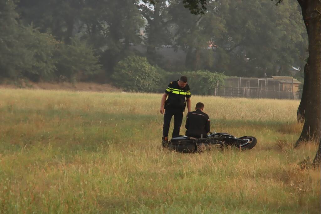 Motorrijder gaat onderuit in bocht