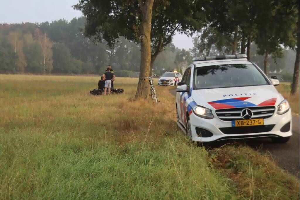 Motorrijder gaat onderuit in bocht