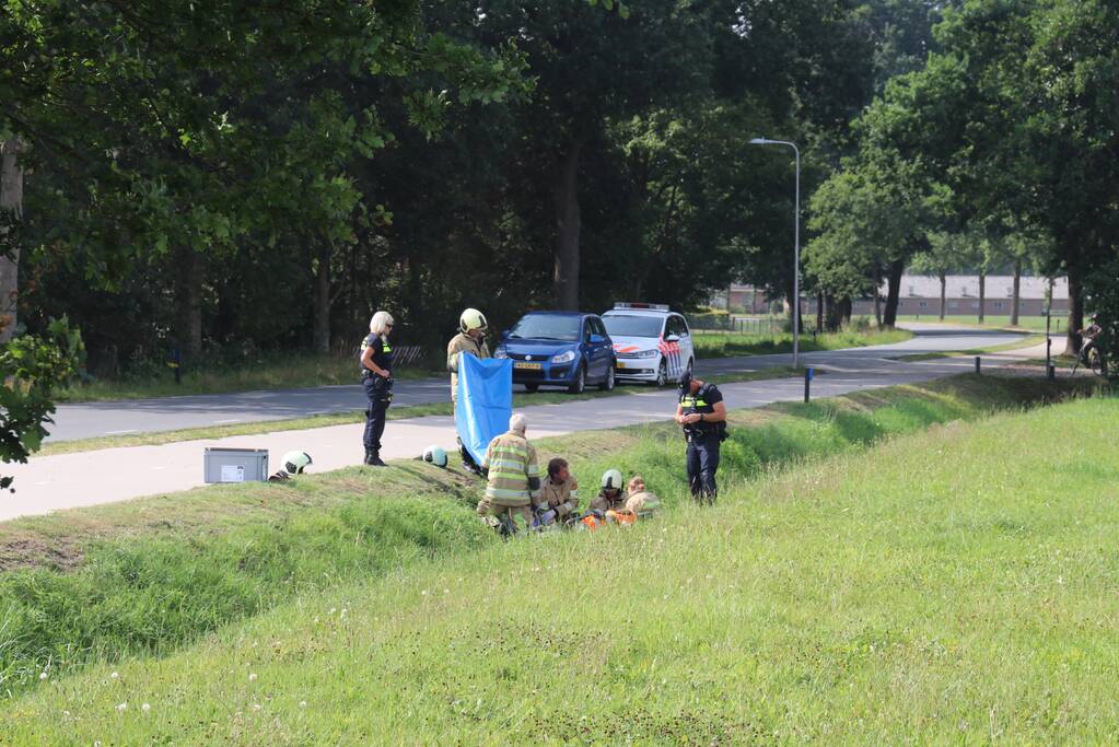 Scootmobiel belandt in droge sloot