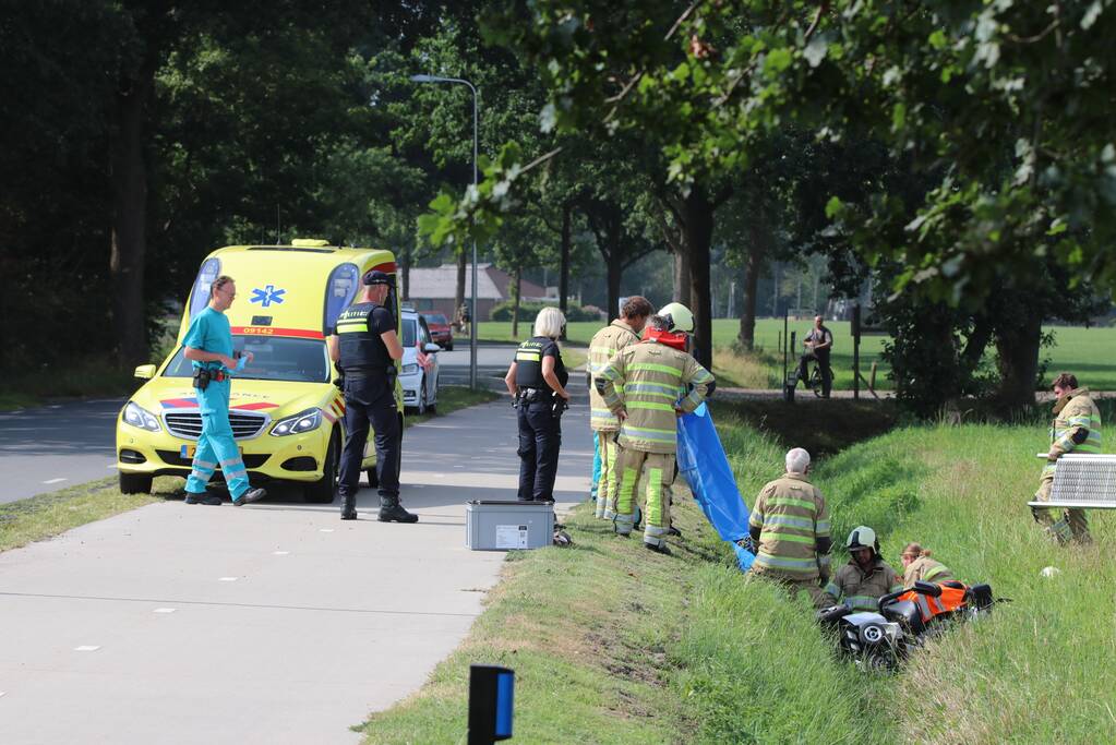 Scootmobiel belandt in droge sloot