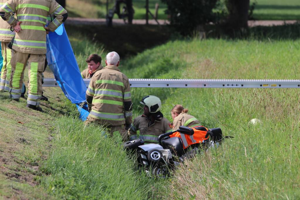 Scootmobiel belandt in droge sloot