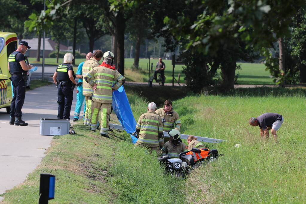Scootmobiel belandt in droge sloot