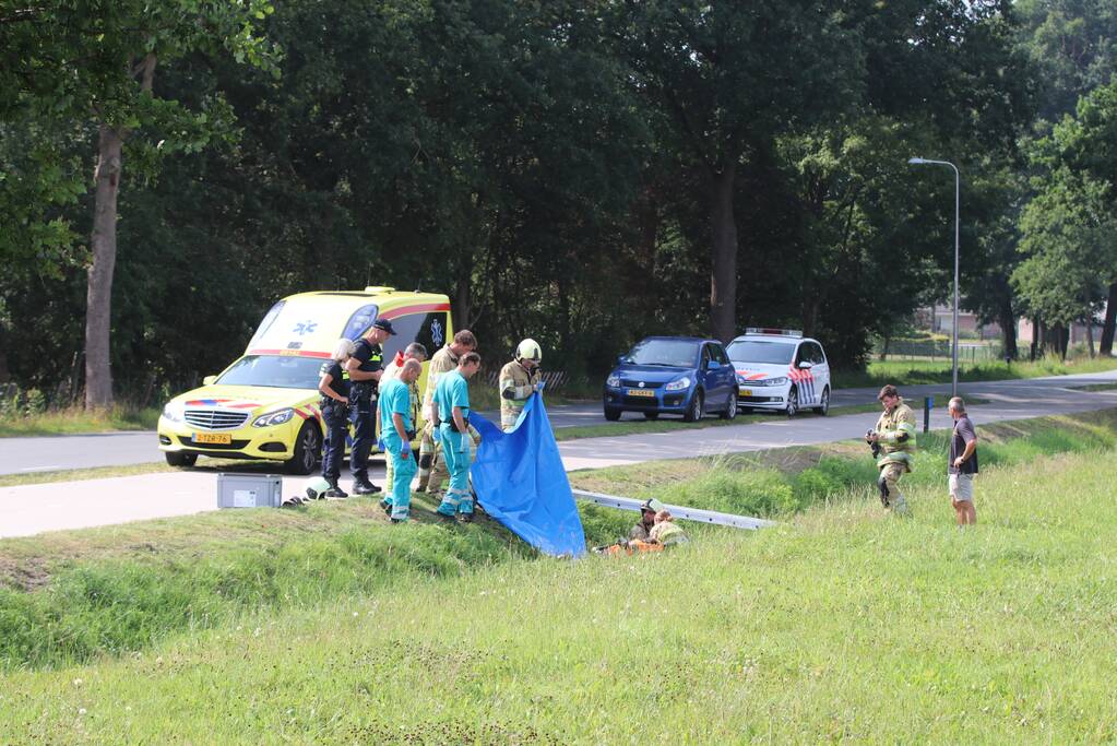 Scootmobiel belandt in droge sloot