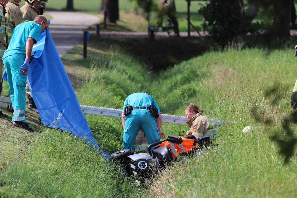Scootmobiel belandt in droge sloot