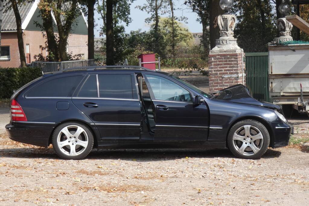 Personenauto in botsing met tractor