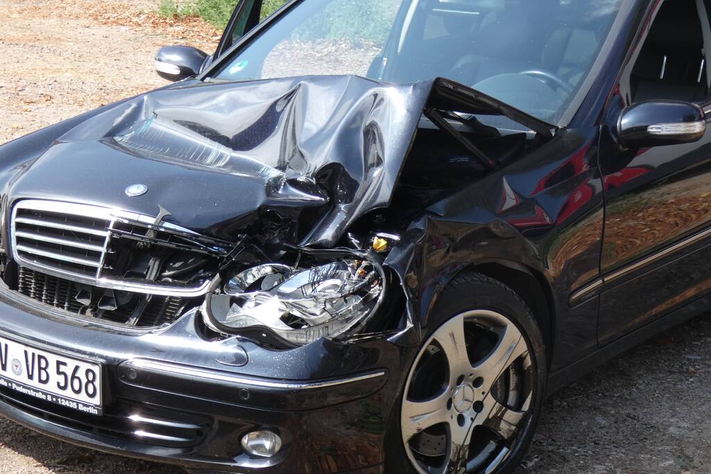 Personenauto in botsing met tractor