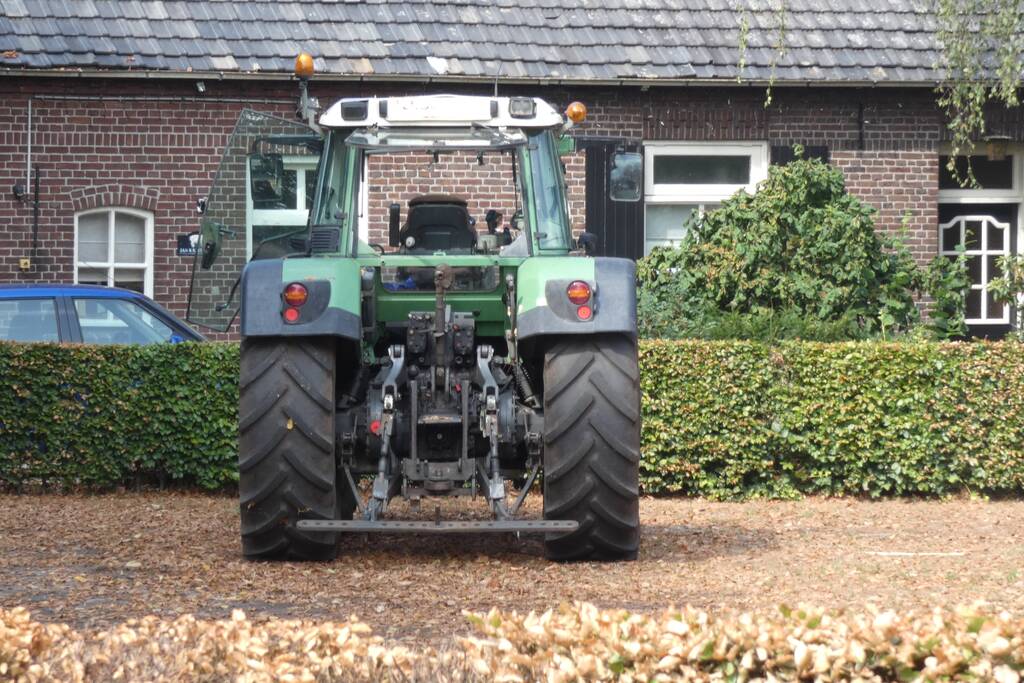Personenauto in botsing met tractor
