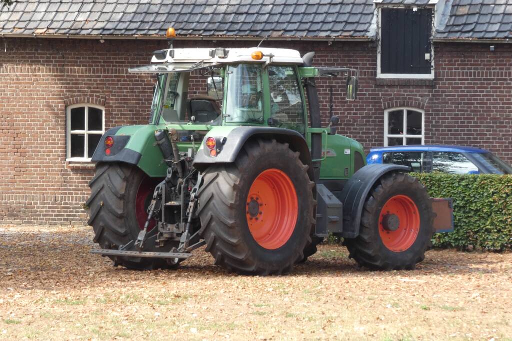 Personenauto in botsing met tractor