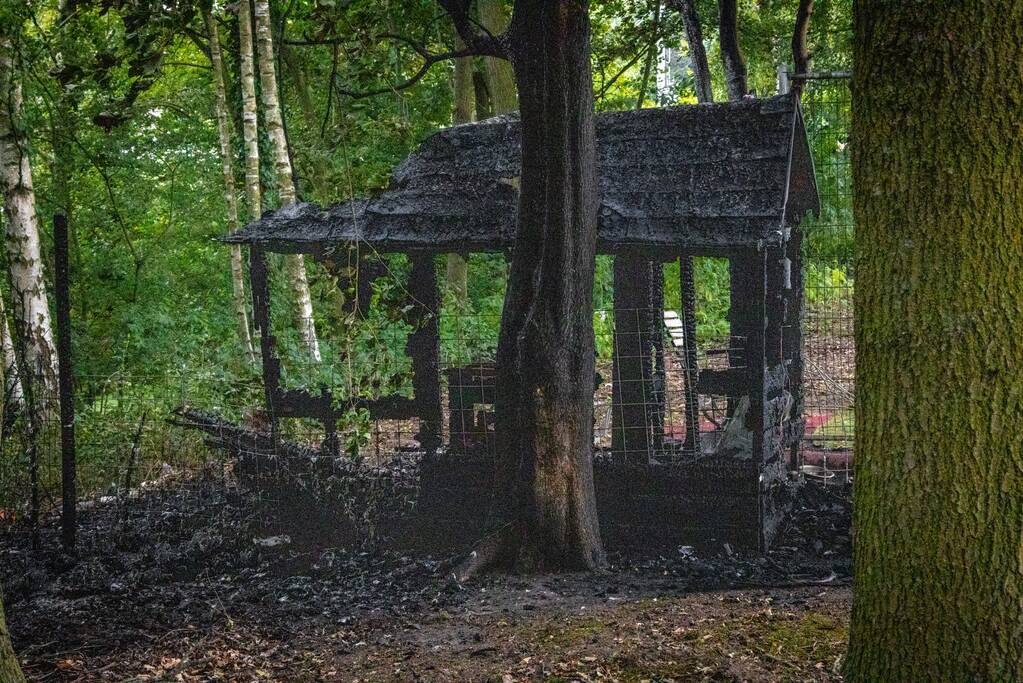 Verdachten gezocht na mogelijk brandstichting