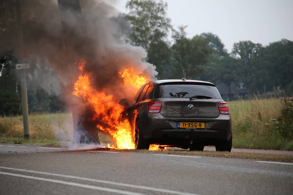Meters hoge vlammen bij autobrand