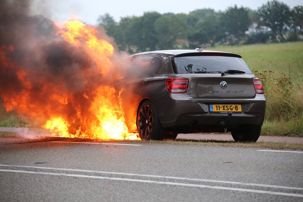 Meters hoge vlammen bij autobrand