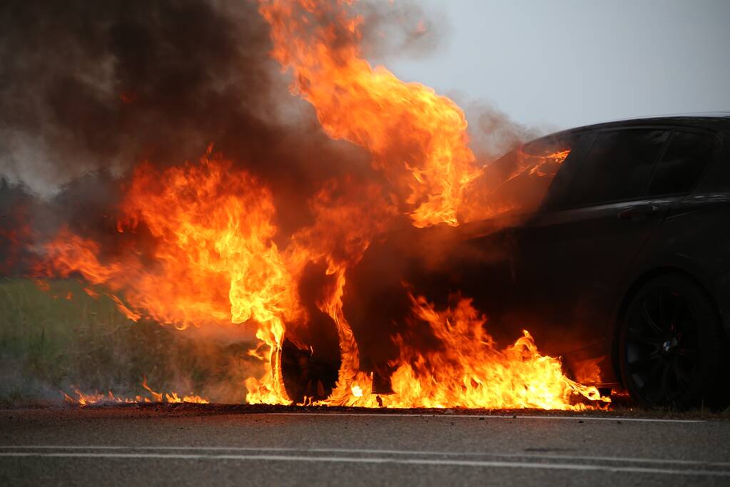 Meters hoge vlammen bij autobrand