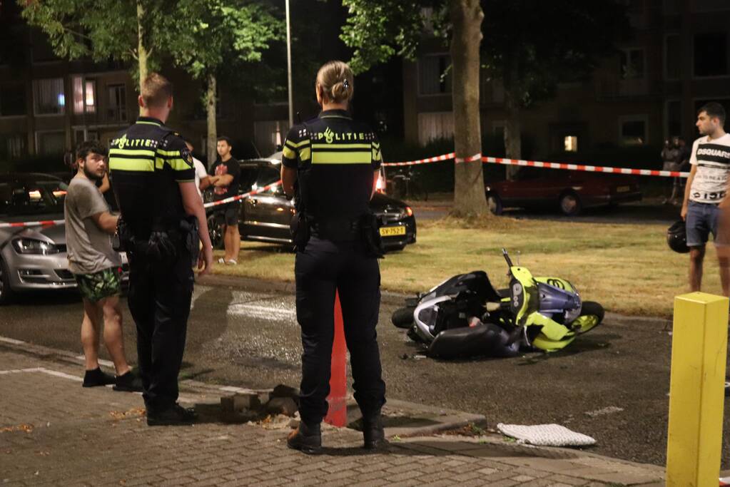 Scooter botst op auto, twee gewonden