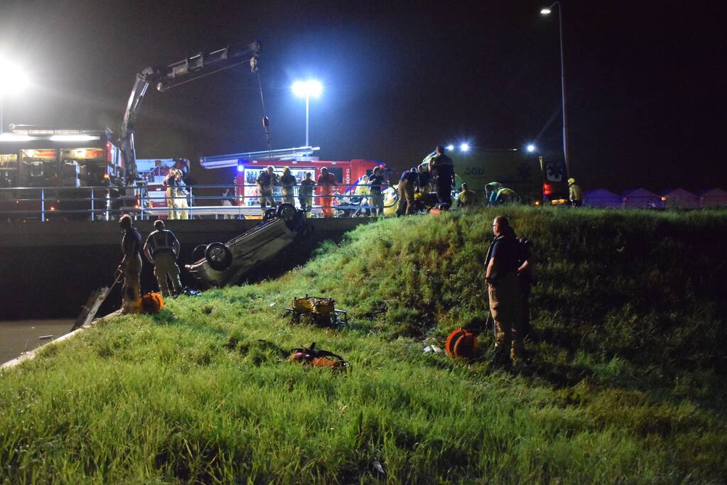 Bestuurder overleden nadat auto te water is geraakt