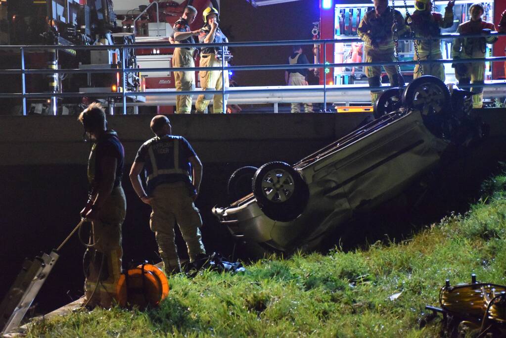 Bestuurder overleden nadat auto te water is geraakt