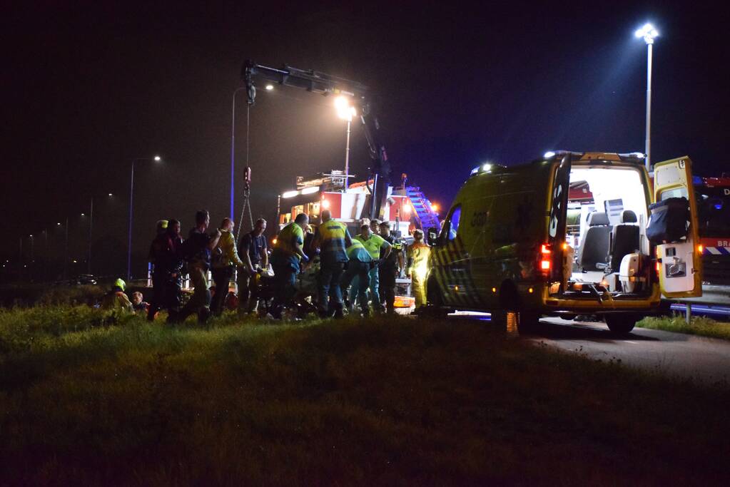 Bestuurder overleden nadat auto te water is geraakt